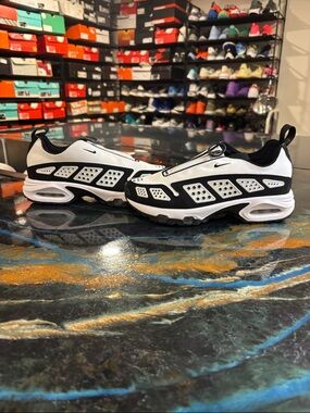 Nike Air Max Sunder “Panda” - Women’s 6.5 - Brand New (Damaged Box)